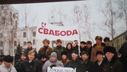 Свабодаўцы і чытачы. Пікет пасьля закрыцьця газэты «Свабода» . Менск, плошча Якуба Коласа, 1997 год