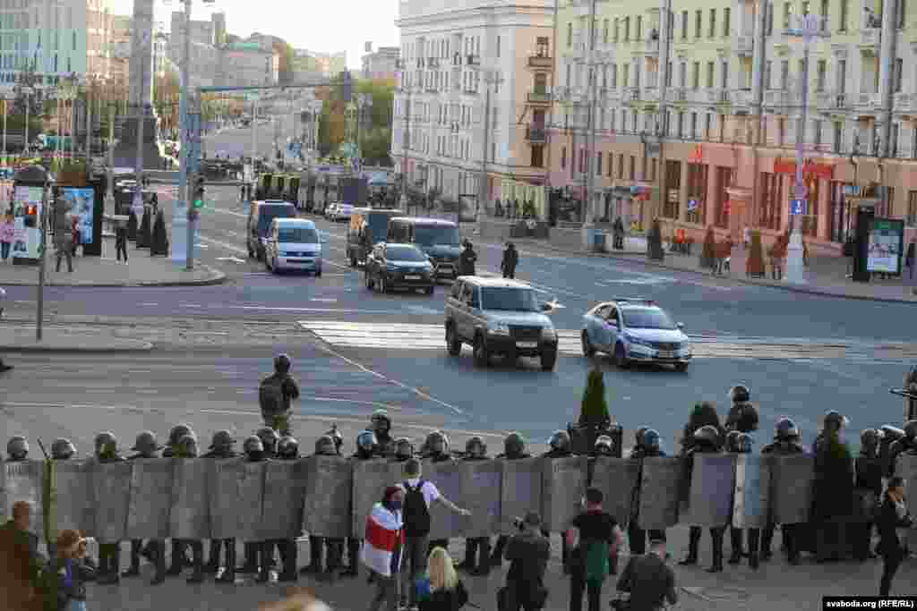 Сілавікі сталі ў кардоны са спэцтэхнікай на скрыжаваньні праспэкту Незалежнасьці і вуліцы Казлова, каб не пусьціць шэсьце да плошчы Перамогі