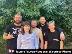 Тацяна Гацура-Яворская (справа), заснавальніца цэнтру «Ланка», з калегамі і ваярамі, якія праходзілі там рэабілітацыю