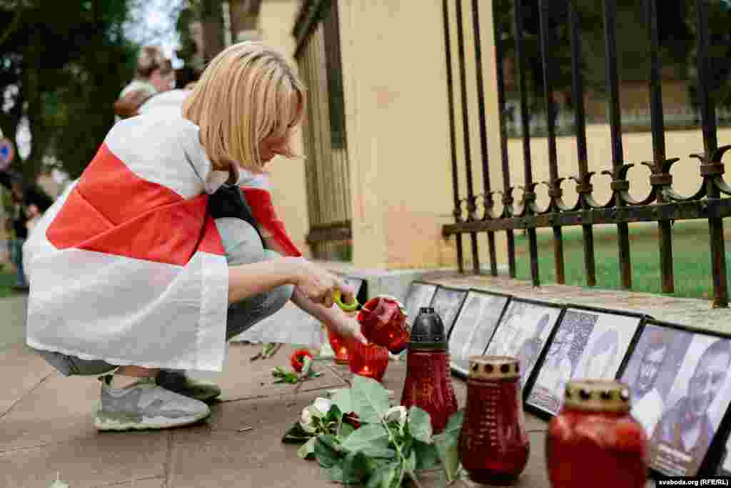 Каля мэмарыялу Варта Сьвятла беларусы запалілі сьвечкі.