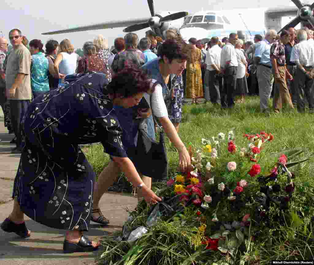 Жұрт апат болған аймаққа келіп гүл қойып жатыр.&nbsp;29 шілде 2002 жыл.