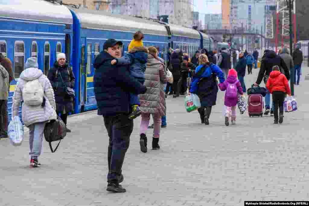 Апошнія хвіліны перад адпраўленьнем &ndash; пасажыры зь дзецьмі бягуць да самага пачатку цягніка, дзе яшчэ ёсьць месцы. Адэса, 7 сакавіка 2022 году.