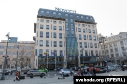 Сучасны гатэль Novotel на праспэкце Гедыміна,16 (былая Віленская,33), дзе на момант абвяшчэньня незалежнасьці БНР, жылі браты Луцкевічы. За савецкім часам на гэтым месцы быў рэстаран «Паланга».