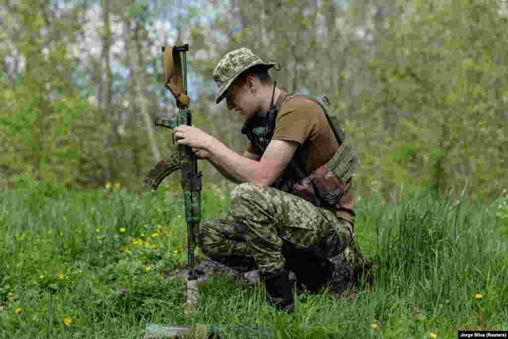 Святогорск маңында жүрген украиналық әскери. 28 сәуір.&nbsp;