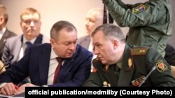 Міністар замежных спраў Беларусі Ўладзімер Макей (зьлева) і міністар абароны Віктар Хрэнін на саміце АДКБ у Армэніі