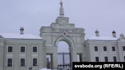 У будынках адноўленай брамы палаца Сапегаў месьціцца музэй