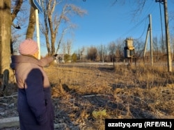 Галина Осетрова кәсіпкер Серік Мерғалиев балық өсіргісі келетін жерді көрсетіп тұр. Орал, 2022 жылдың желтоқсаны.