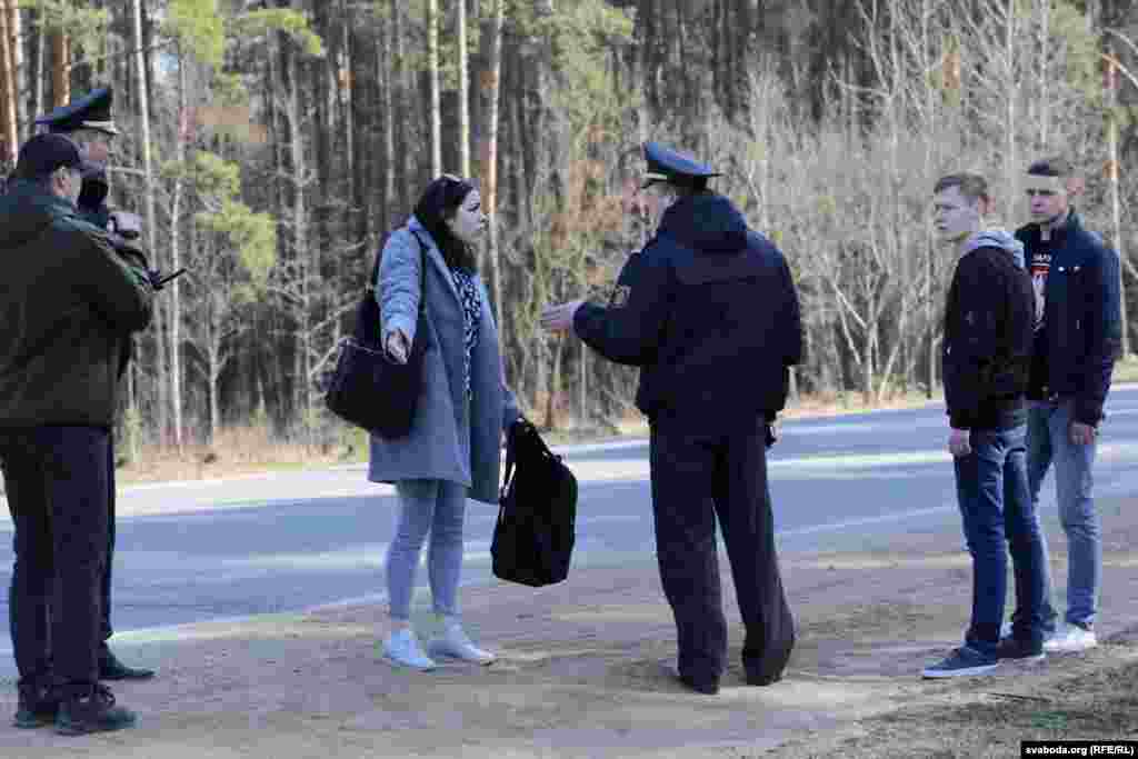 Падыходзяць людзі, спрачаюцца зь міліцыяй