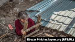 Архиепископ Климент поднимается на крышу собора, 19 июня 2019 года