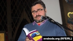 Зьміцер Бартосік падчас прэзэнтацыі кнігі “Быў у пана верабейка гаварушчы” ў Берасьці. 4 сьнежня 2016 году