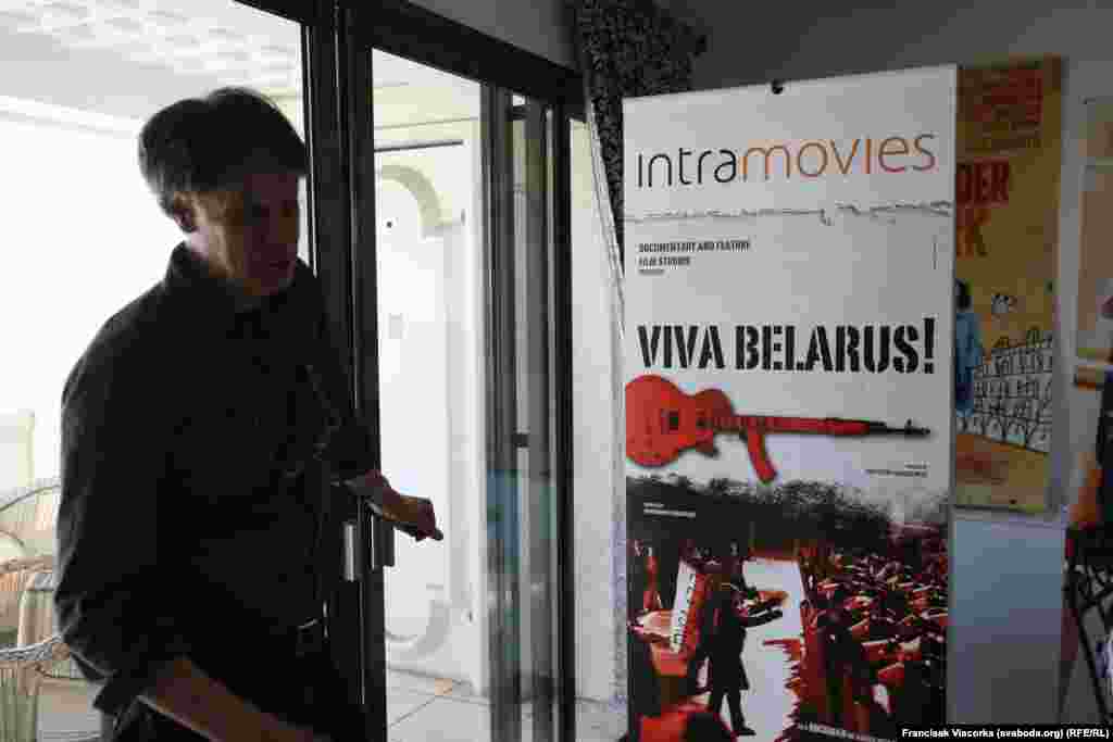 Дырэктар міжнародных продажаў кампаніі "Intramovies" Jef Nuyts паказвае стэнд фільму "Жыве Беларусь!"