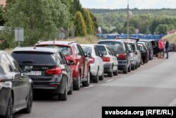 Чарга зь легкавых аўтамабіляў на беларуска-польскай мяжы. Архіўнае фота