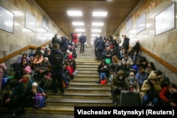 Кіяўляне хаваюцца ад расейскіх паветраных удараў у мэтро. 24 лютага