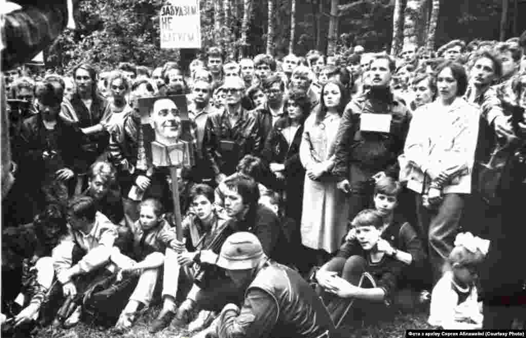 Курапаты 19 чэрвеня 1988 году. Фота з архіву Сяргея Абламейкі. Першы мітынг у Курапатах пасьля публікацыі артыкулу Зянона Пазьняка і Яўгена Шмыгалёва ў ЛіМе.&nbsp;