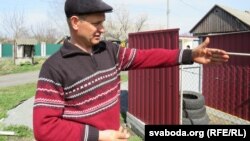 Анатоль Прыходчанка паказвае месца, дзе адкапаў пліту