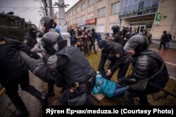 Затрыманьне Сьвятланы Сугакі. Фота: Яўген Ерчак для meduza.io