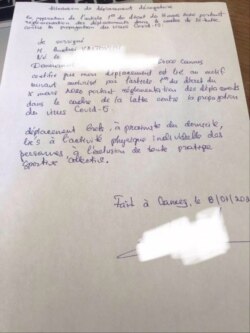 папера, на якой напісана прычына выхаду з дома. Калі зловяць безь яе — штраф 135 эўра, другі раз — 375