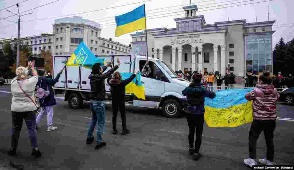 Херсонцы нацыянальнымі сьцягамі адзначаюць вяртаньне ў горад Ўзброеных сілаў Украіны