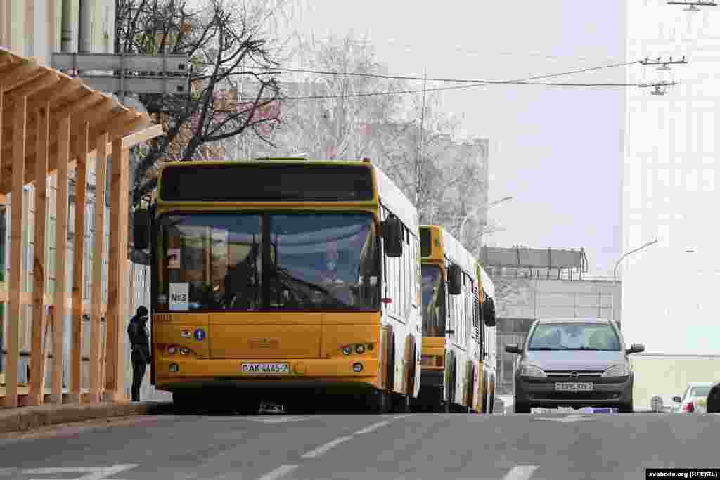 Аўтобусы сілавікоў на вуліцы Валадарскага