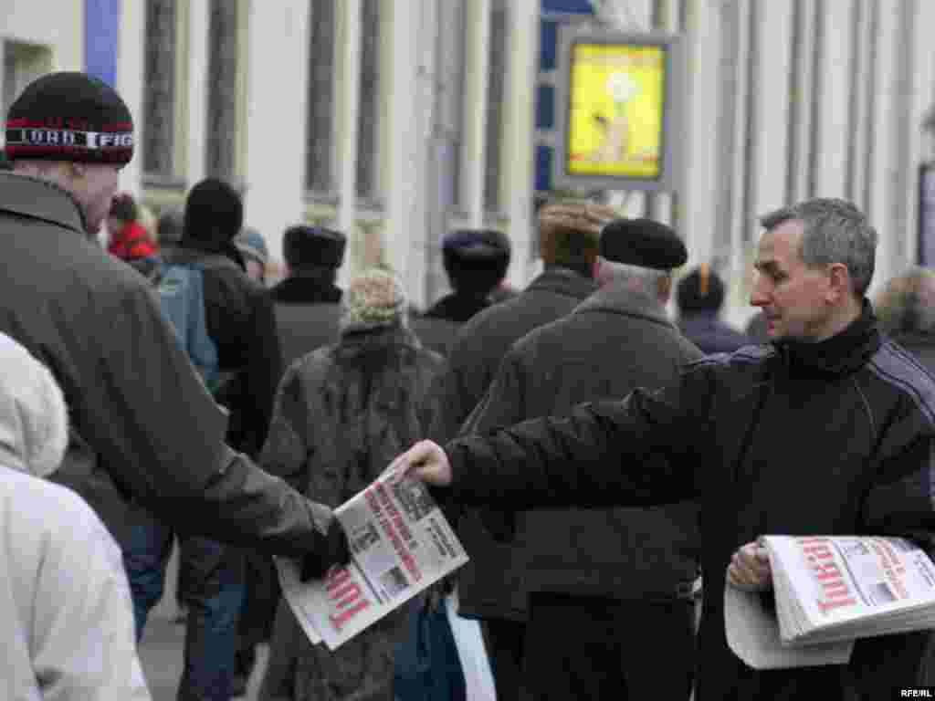 Менск. Галоўны рэдактар газэты “Товарищ" Сяргей Вазьняк і ягоны намесьнік Зьміцер Яненка раздаюць газэту