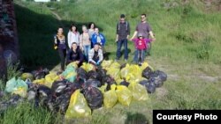 Бабруйчане прыбралі ад сьмецьця адзін з бастыёнаў (фота валянтэркі Сьвятланы Хартановіч-Бернадзкай)