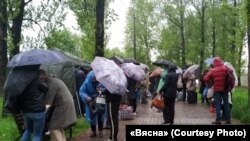 Чарга каля ізалятара на Акрэсьціна. Менск, 20 траўня.