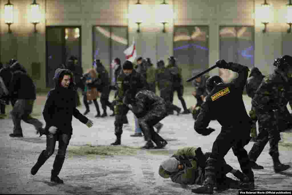 Мастацкі фільм &ldquo;Жыве Беларусь!&rdquo; рэжысэра Кшыштафа Лукашэвіча прысьвечаны сучаснай Беларусі і зьняты пры актыўным удзеле беларусаў. Кадр з фільму.