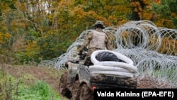 Архіўнае фота. Вайсковец Нацыянальных узброеных сіл Латвіі патрулюе латвійска-беларускую мяжу, верасень 2021 году 