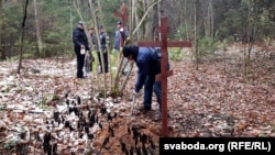 Напярэдадні Дзядоў актывісты ўсталявалі новыя крыжы