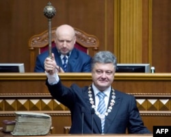 Петр Порошенко с президентской булавой в день инаугурации, 7 июня 2014 года