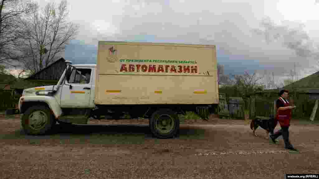 Прадукты дастаўляе аўталаўка з надпісам &quot;ад прэзыдэнта Рэспублікі Беларусь&quot;. Нядаўна жыхары дамагліся, каб аўталаўка прыязджала 2 разы на тыдзень, бо прадукты хутка псуюцца