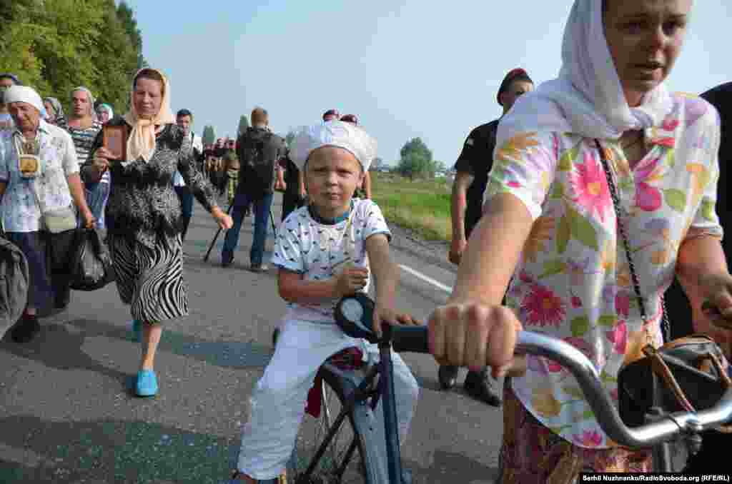 В колонне верующих были и дети с родителями