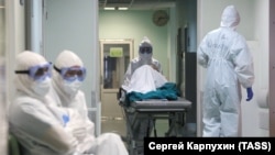 Москва. Сотрудники больницы в коридоре госпиталя COVID-19 на базе Городской клинической больницы № 1 им. Н.И. Пирогова, 20 апреля 2020 года