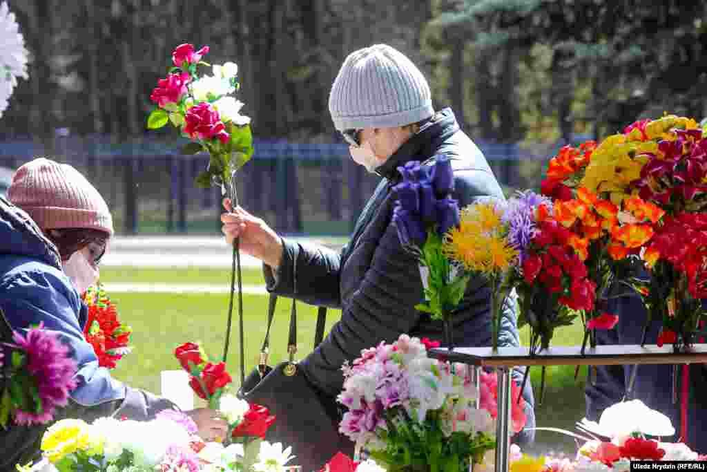 Радаўніца &mdash;&nbsp;дзень памінаньня памерлых, на які здаўна прынята наведваць магілы продкаў.&nbsp;Адзначаецца праз тыдзень пасьля Вялікадня ў аўторак, у некаторых традыцыях і ў панядзелак