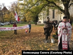 Помнік асьвяціў айцец Сяргей Стасевіч зь Лёндану. Фота -- Аляксандар Сапега.