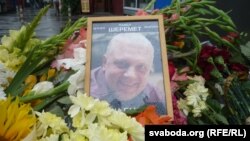 Кветкі на месцы забойства Паўла Шарамета ў Кіеве, 21.07.2016