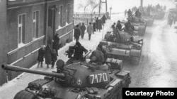 Танкі на вуліцы польскага мястэчка ў сьнежні 1981 году 