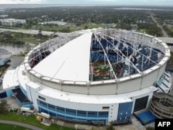 Купал стадыёну Tropicana Field, разарваны ўраганам «Мілтан» у Санкт-Пецярбургу, штат Флёрыда, 10 кастрычніка 2024 году