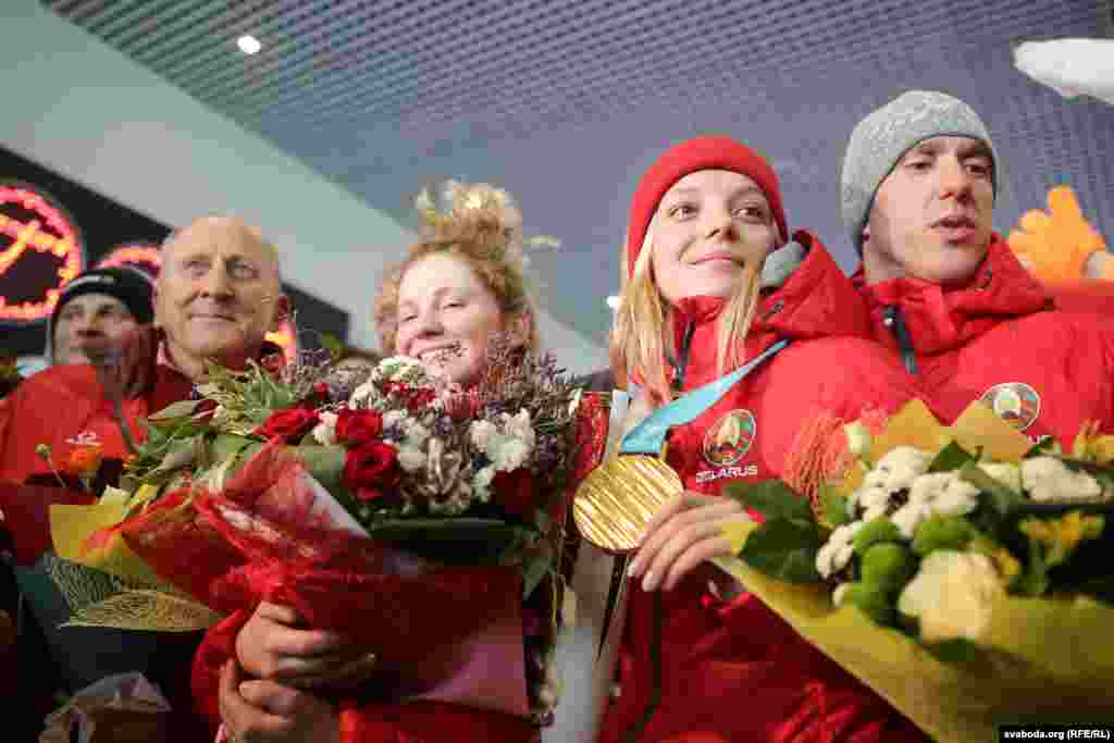 Ганна Гуськова (у цэнтры), галоўны трэнэр зборнай фрыстайлістаў Мікалай Казека (зьлева), Антон Кушнір (справа)