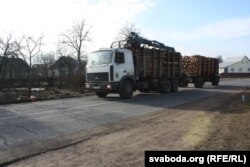 Загружаны лесавоз едзе ў Івацэвічы побач зь месцам трагедыі