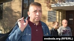 Блогер Сяргей Пятрухін прыйшоў на суд з торбай на выпадак арышту