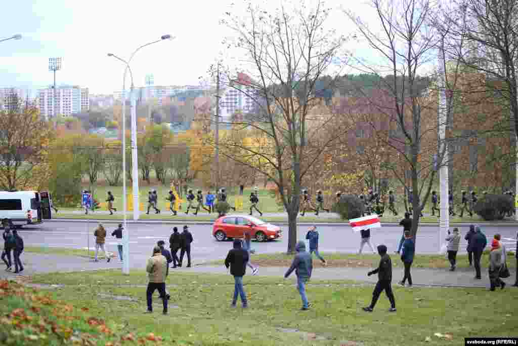 Людзі і сілавікі на вуліцы Ўсіхсьвяцкай па дарозе на Курапаты