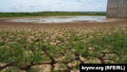 Обмелевшее Межгорное водохранилище, Крым, 25 июня 2020 года. Иллюстрационное фото