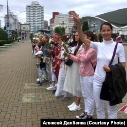 Марыя Далбенка ў ланцугу жанчын каля Камароўскага рынку