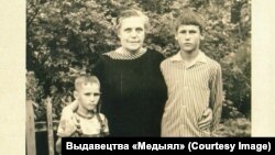 Ларыса Геніюш з унукамі Алесем і Міхасём. 1972. З прыватнага архіву Міхася Геніюша