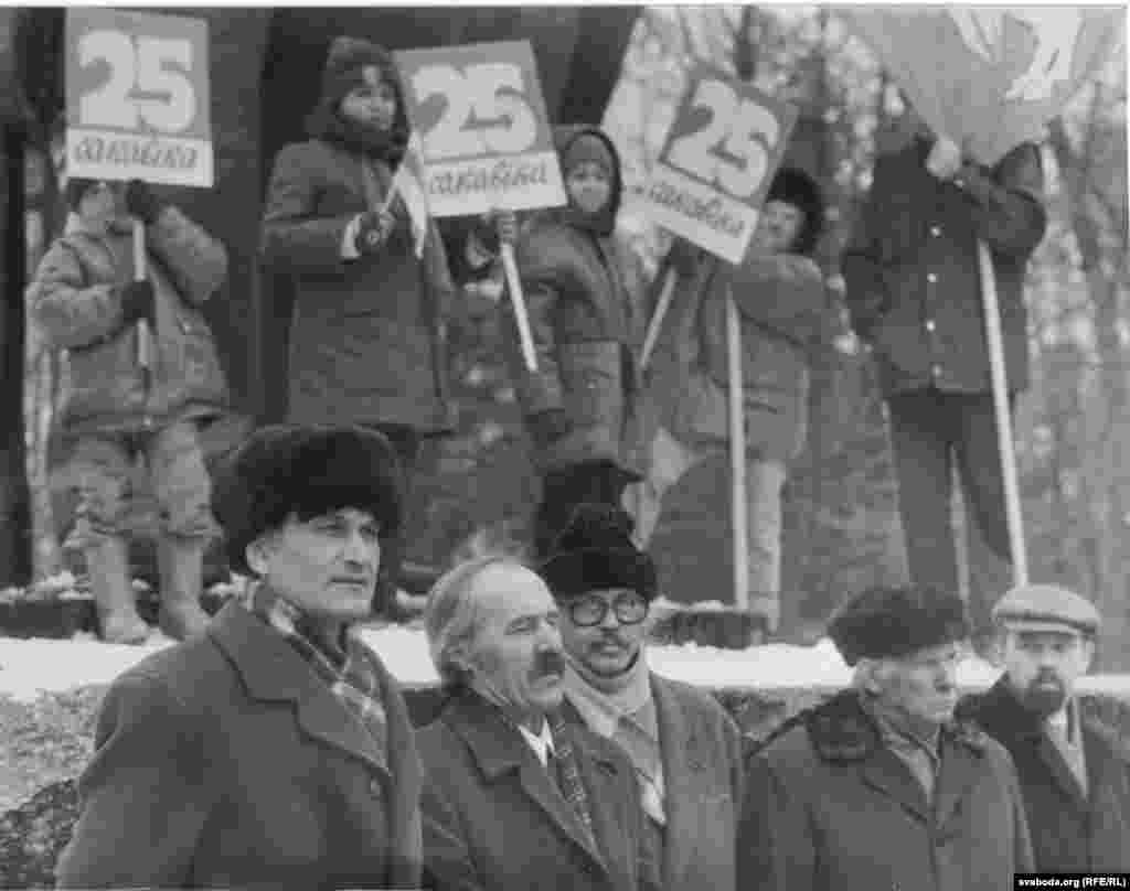 Дзень Волі. Зянон Пазьняк, Мікола Анцыповіч, Мікола Купава, Васіль Быкаў, Сяргей Навумчык. Менск, парк Янкі Купалы, 25 сакавіка 1994 г.