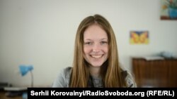 Аліна: «Я б хацела добра скончыць школу, унівэрсытэт. Хутчэй за ўсё, факультэт журналістыкі. Знайсьці добрую высокааплатную працу, каб забясьпечваць сям'ю. А калі б было шмат грошай, аддала б на дабрачыннасьць».