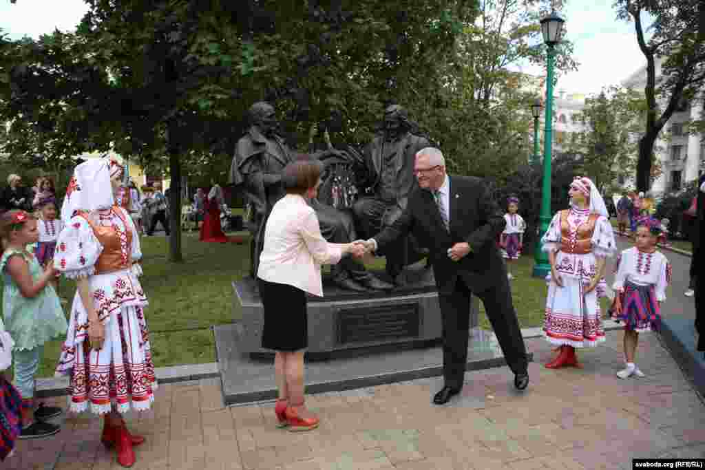 Адкрывалі помнік намесьнік старшыні Менгарвыканкаму Ігар Карпенка і рэктар Беларускай акадэміі музыкі Кацярына Дулава