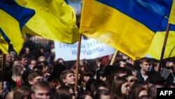 Проукраинский митинг в Луганске, апрель 2014 года