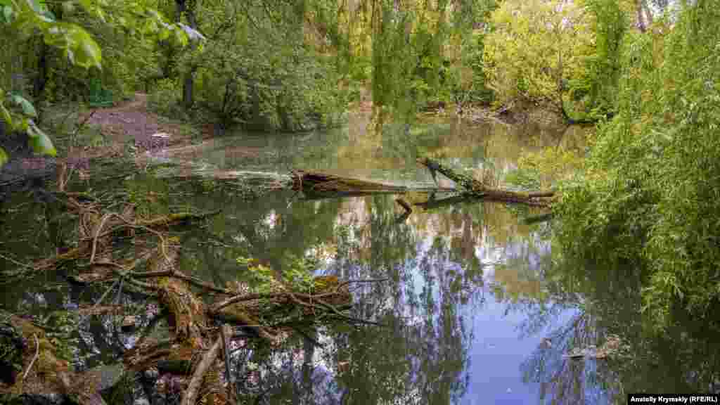 В других же, заброшенных, местах у воды царит запустение. Больше симферопольских озер&nbsp;&ndash; в фотогалерее